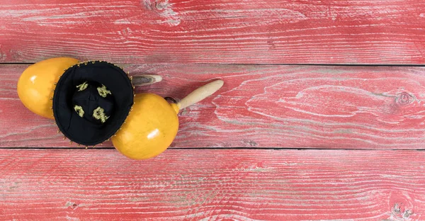 Traditionele maracas en sombrero voor Cinco de Mayo vakantie celeb — Stockfoto