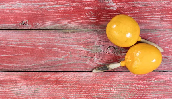 Traditionella maracas för Cinco de Mayo semester firande på rött — Stockfoto