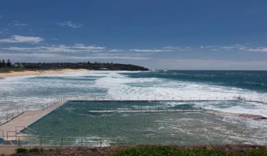 Pasifik Okyanusu içinde Rock Yüzme Havuzu