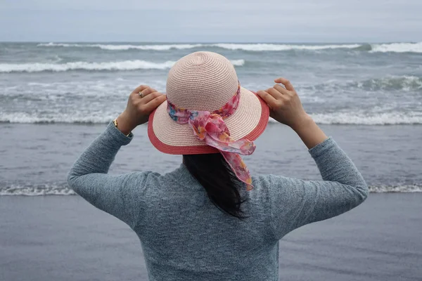 Женщина наблюдает за волнами в Тихом океане — стоковое фото