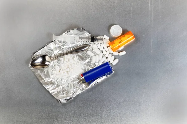 Pastillas analgésicas trituradas y otros objetos que se preparan para el dr. — Foto de Stock