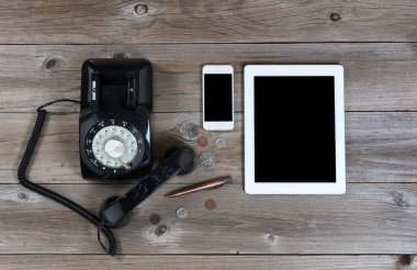 Eski ve modern iletişim cihazları rustik ahşap tahta üzerinde