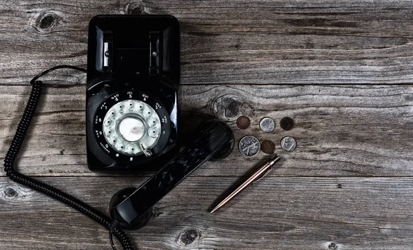 与上强调木材的各种旧老式对象的老电话 — 图库照片