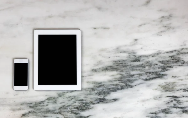 大理石のデスクトップ上で近代的なモバイル通信デバイス — ストック写真