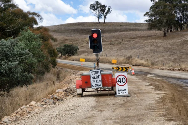 Construcción de carreteras rurales con semáforo y señales —  Fotos de Stock