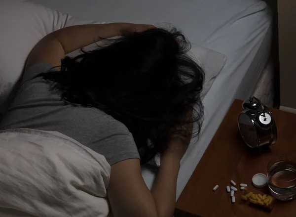 Wanita pingsan karena minum obat nyeri. — Stok Foto