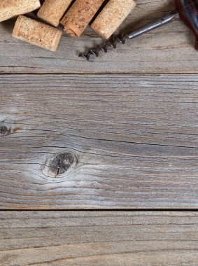 Vintage tirbuşon ve rustik ahşap üzerinde kullanılan mantarlar üst kenarlığı 