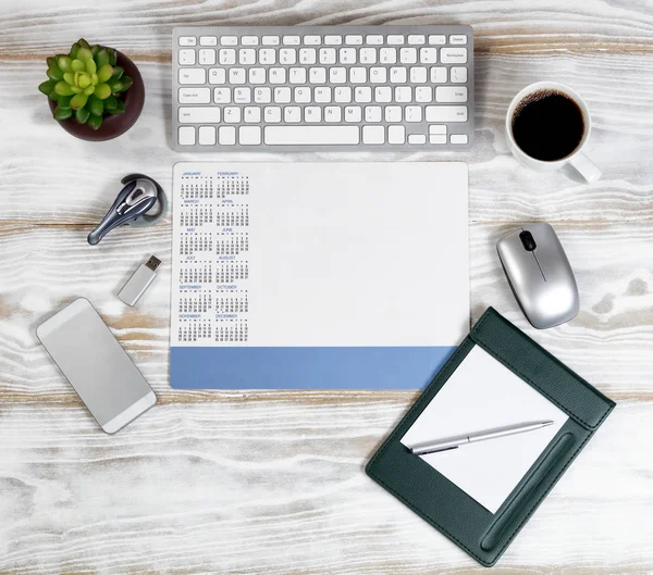 Vista aérea de dispositivos de tecnología moderna y calendario en blanco en — Foto de Stock