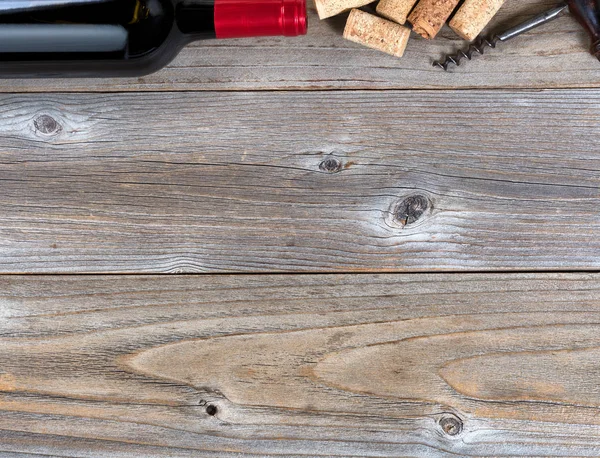 Верхняя граница бутылки красного вина с винтажным штопором и нас — стоковое фото