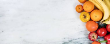 Taze meyve ve sebze marbl sağ tarafında sınır oluşturan