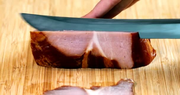 Affettare carne con coltello affilato — Video Stock
