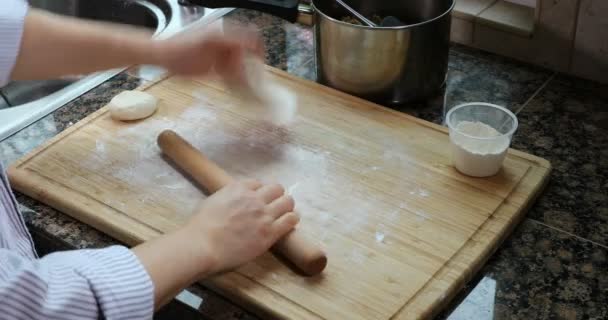 Використання прокатки для викладання сирого тіста — стокове відео
