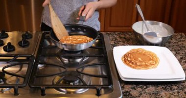 Krep tava plakasına aktarılıyor. 