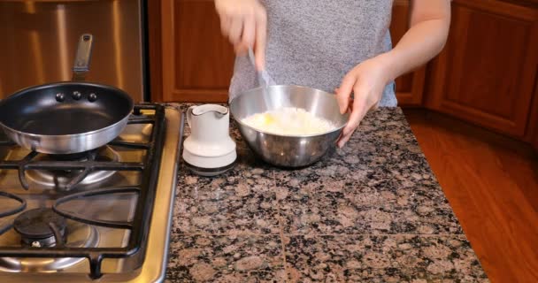 Mezcla de masa de panqueque con batido — Vídeo de stock