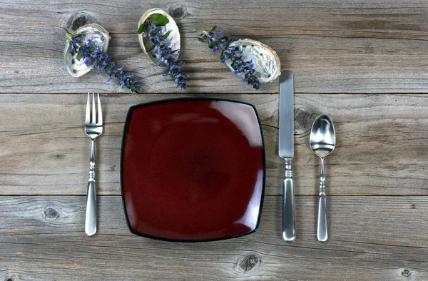 Cena simple y platería junto con la decoración de la naturaleza — Foto de Stock