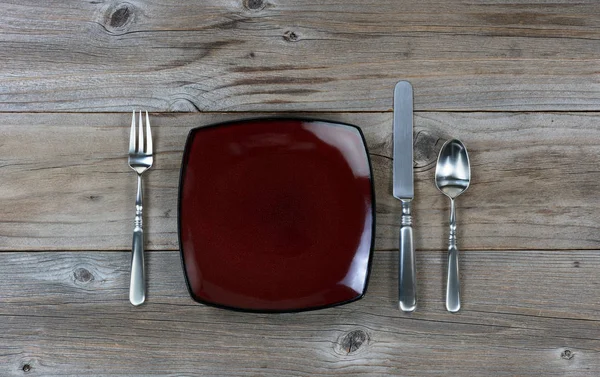 Enkel middag och silverföremål inställningen på rustika trä bakgrund — Stockfoto