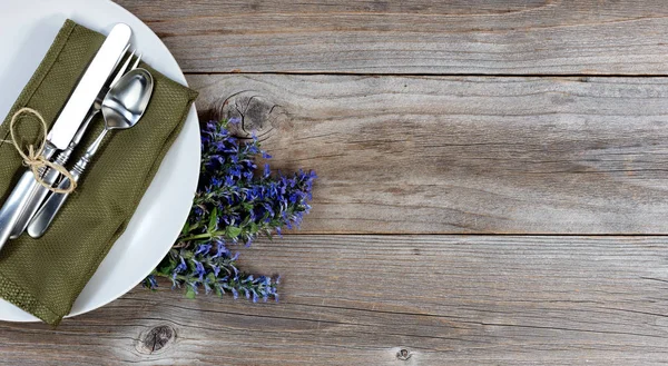 Vajilla vintage sobre mesa rústica de madera con flores — Foto de Stock