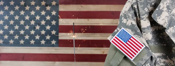 アメリカ合衆国の素朴な木製フラグとアメリカ軍の制服 — ストック写真
