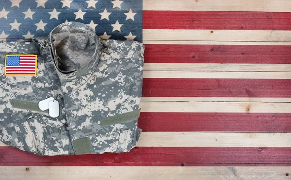 素朴な木製の旗をアメリカ軍服のオーバー ヘッド ビュー — ストック写真
