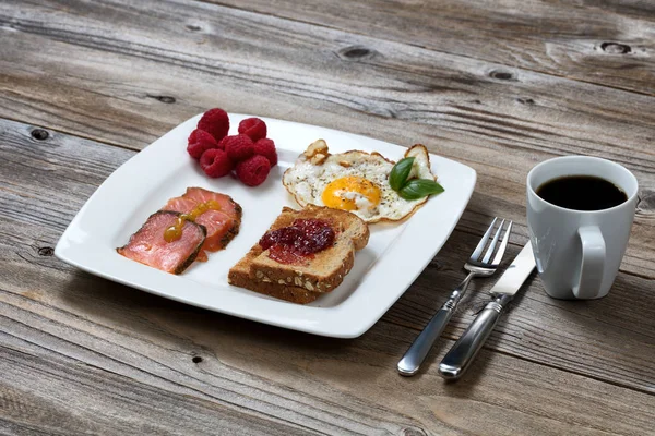 Frisch gekochte Morgenmahlzeit auf rustikalem Holztisch — Stockfoto