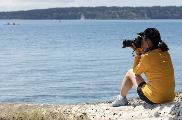 Mulher fotógrafa tirar fotos de lago calmo durante o verão — Fotografia de Stock