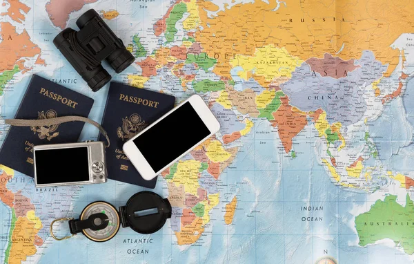 美国护照和其他旅行用品 — 图库照片