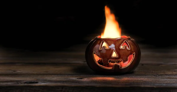 Halloween pompoen in vuur en vlam tijdens de nachttijd — Stockfoto