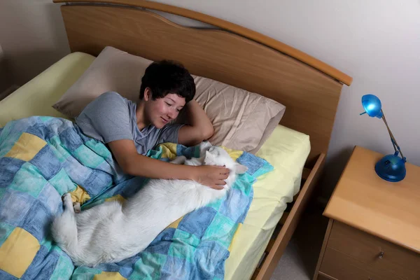 Rodinný pes a dospívající dívka sdílení postele během noci — Stock fotografie