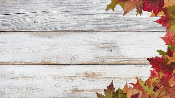 Правая граница осенней листвы на деревенских деревянных досках — стоковое фото