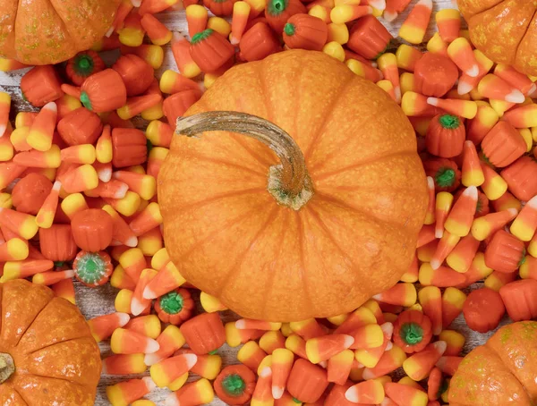 Plana vista lay de guloseimas de Halloween com abóboras dentro de doces — Fotografia de Stock