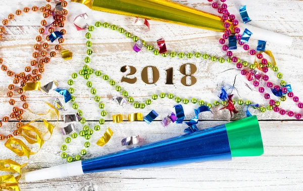 2018 s novoroční eve party dekorace na rustikální bílé dřevo ba — Stock fotografie