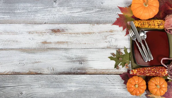 Dîner de base avec feuillage d'automne et autres décorations d'automne — Photo