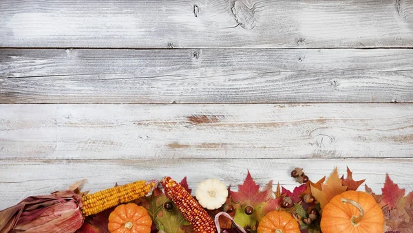 Borde inferior del follaje de otoño con otras decoraciones de otoño en w —  Fotos de Stock