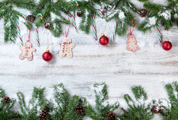 Rami di Natale innevati con ornamenti associati su whi rustico — Foto Stock