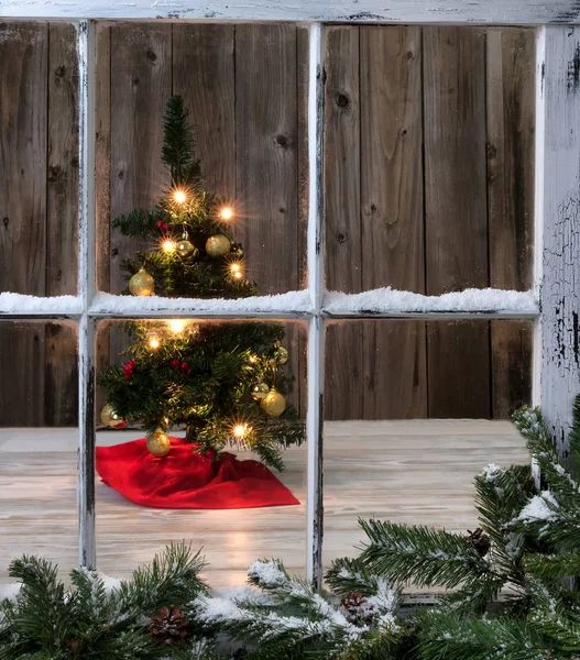 Decoração árvore de natal no fundo de madeira — Fotografia de Stock