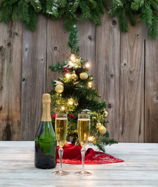 Champagne voor de wintervakantie met kerstboom decoratie — Stockfoto