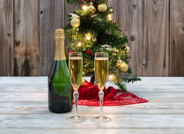 Drinkglazen, gevuld met champagne voor de winter vakantie w — Stockfoto