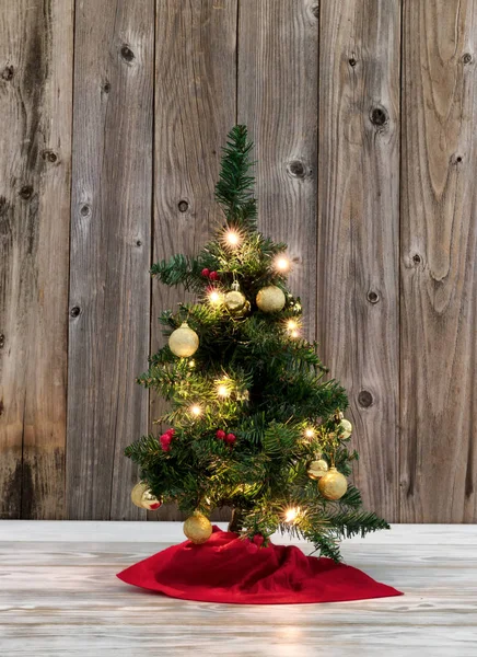 Pequeña decoración del árbol de Navidad sobre fondo rústico de madera —  Fotos de Stock