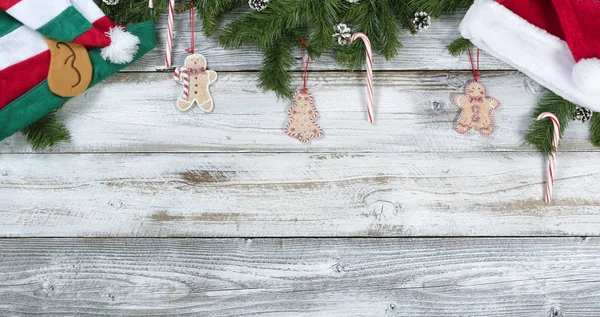 Kerst fir takken samen met traditionele decoraties op rus — Stockfoto