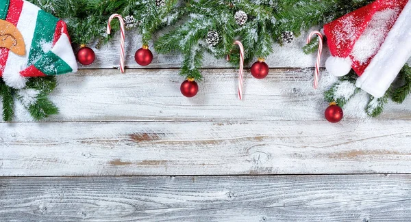 Branches de sapin de Noël enneigées avec chapeaux traditionnels et corne — Photo