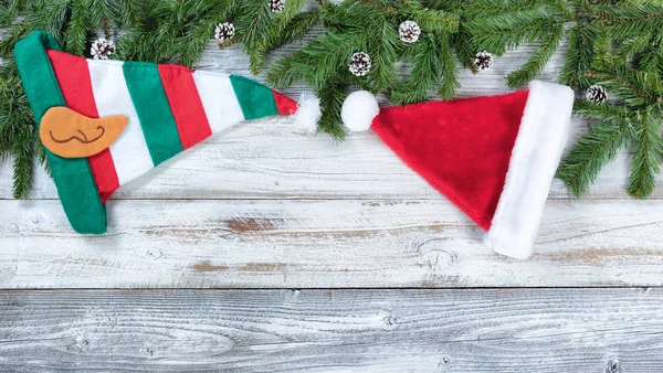 Ramas de abeto de Navidad junto con decoraciones de sombrero tradicionales en —  Fotos de Stock