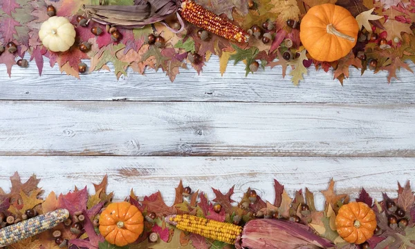 Frontières supérieure et inférieure des décorations saisonnières d'automne — Photo