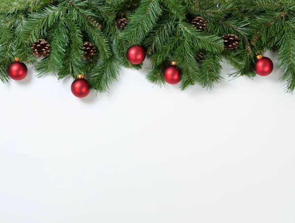 Weihnachtsroter Schmuck hängt in Tannenzweigen — Stockfoto