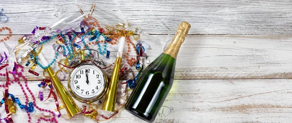 Middernacht feest voor Nieuwjaar op rustieke witte tafel — Stockfoto