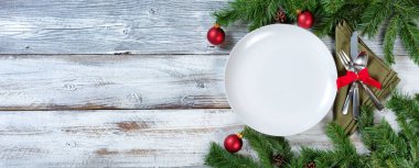 Rustik ahşap beyaz Noel masa yer ayarı