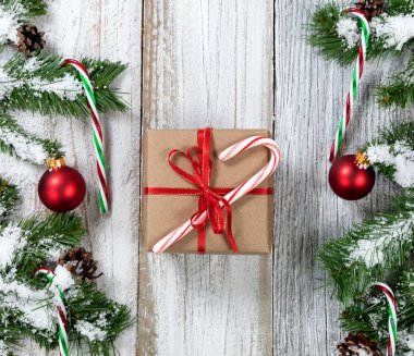 Tek şeker kamışı üstte ile Noel hediye 