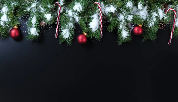 Christmas snöiga evergreen med ornament — Stockfoto