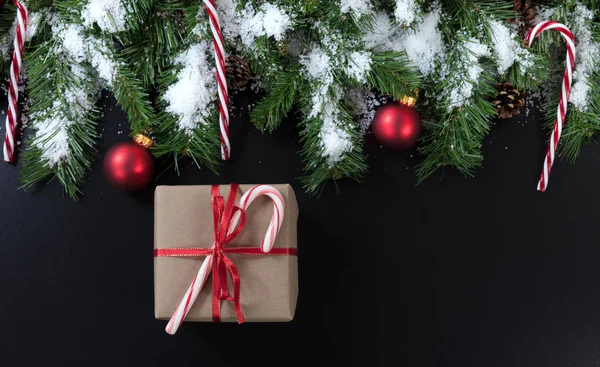 Weihnachtsgeschenk und Zuckerrohr — Stockfoto