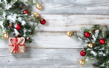 Hediye kutusu hol için karlı Noel kaba köknar ağacı ile sarılmış