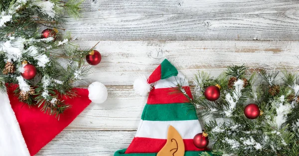 Abete rozzo di Natale nevoso con coni e cappelli per il holid — Foto Stock